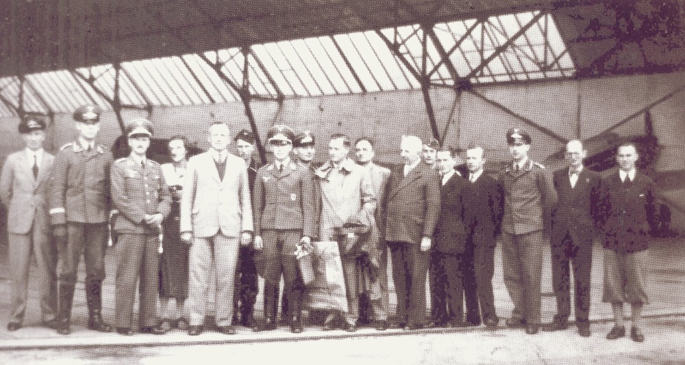 Сотрудники команды Ровеля на фоне ангара с разведчиками He.70, 1938 год. В центре в белом костюме Теодор Ровель.