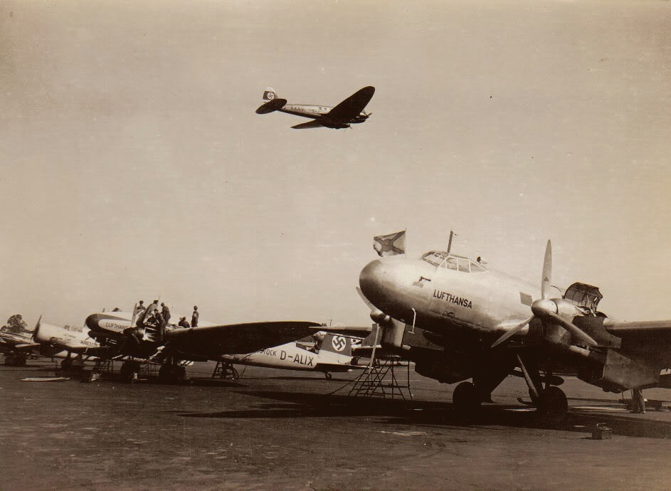 He 111V2 D-ALIX на земле и He 111 C-0 D-AXAV в воздухе, с маркировкой Люфтганзы, которые использовались для разведки, под прикрытием почтовых перевозок.