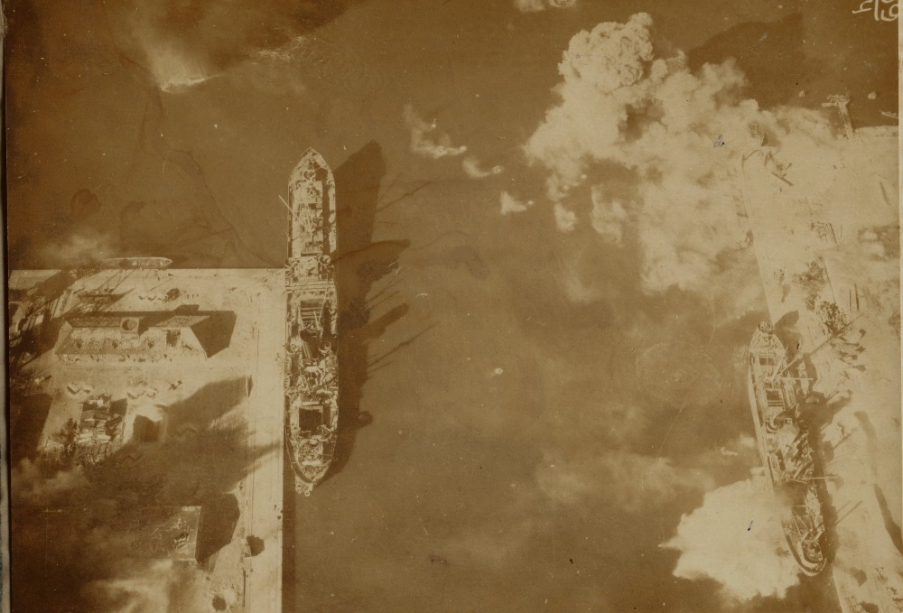 Фотоконтроль удара штурмовиков 8-го гв.шап по транспортам в гавани Пиллау. Справа внизу дымит «Везерштайн», выше него дешифровщики определили большой пожар на сухогрузной барже и причалах