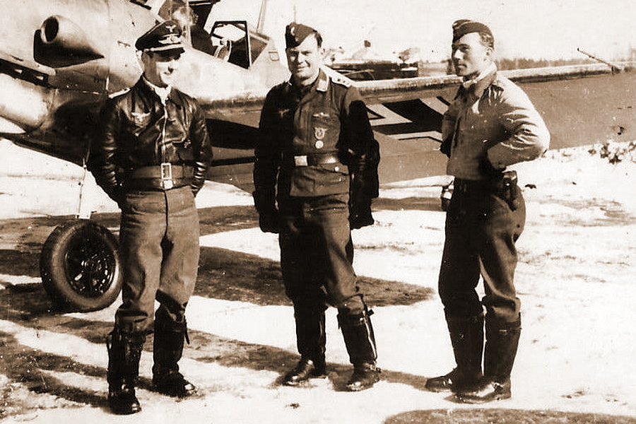 Лётчики истребительной группы III./JG 54 обер-лейтенант Гюнтер Финк (Günter Fink), обер-фельдфебель Рудольф Клемм (Rudolf Klemm) и гауптман Генрих Юнг (Heinrich Jung), 1942 год