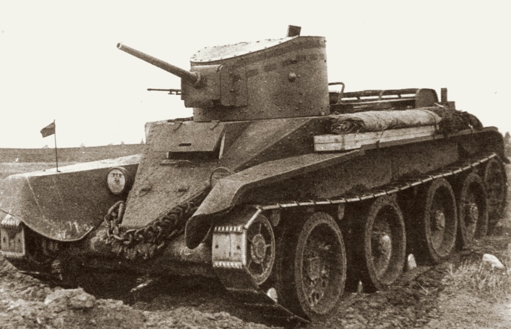 Легкий колесно-гусеничный танки БТ-2