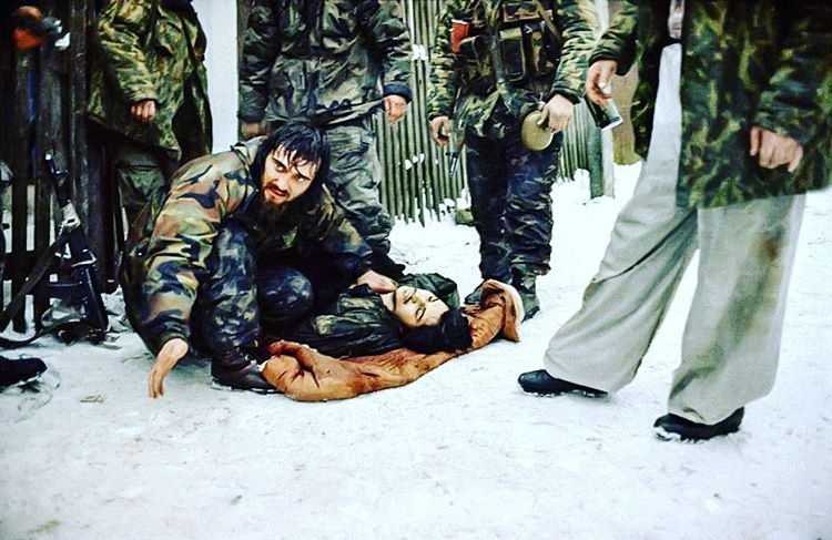 Боевики возле умирающего товарища во время прорыва из Грозного