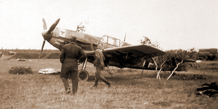 Bf 109E из штаба II.(Schl.)/LG 2 на полевом аэродроме, август 1941 года
