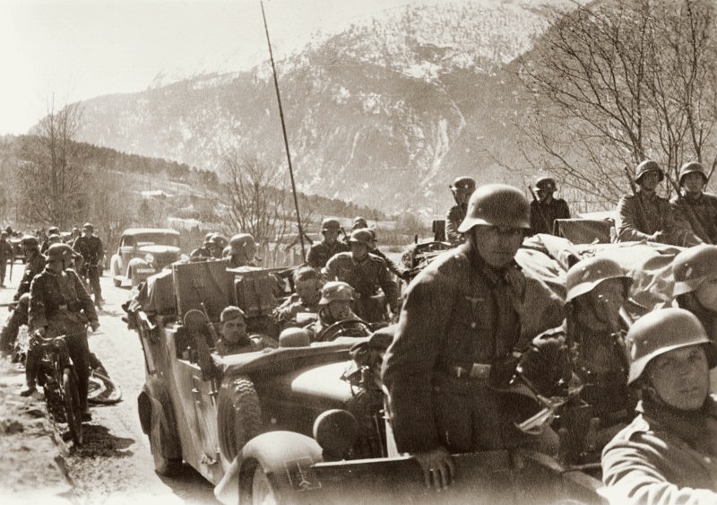 Моторизованная колонна вермахта движется по дороге в Норвегии. 1940 г. (waralbum.ru)