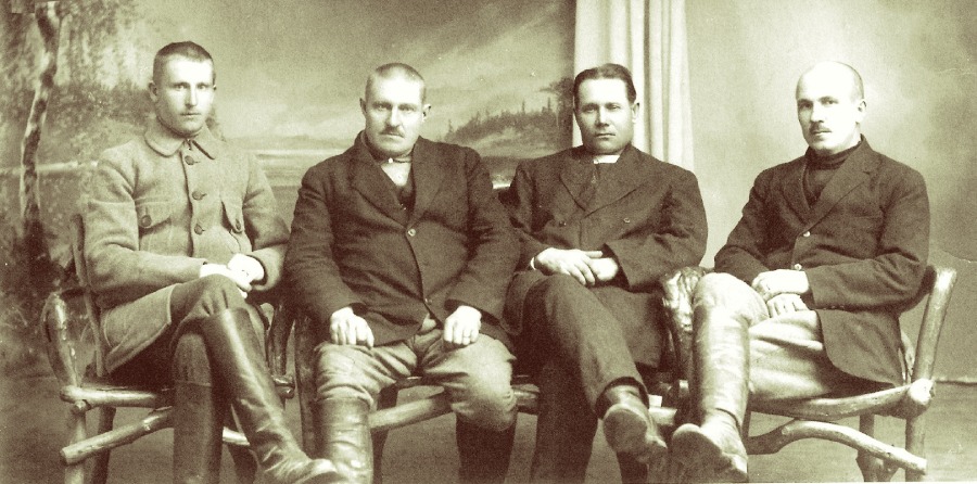 Фото 1923 года, на котором запечатлены двое из будущих лидеров Лапуаского движения. Крайний слева К. Тииту, крайний справ В. Колсола.