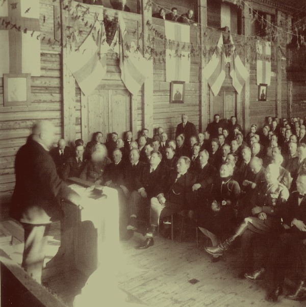 Вихтори Косола выступает на съезде Лапуаского движения 15 марта 1930 года.