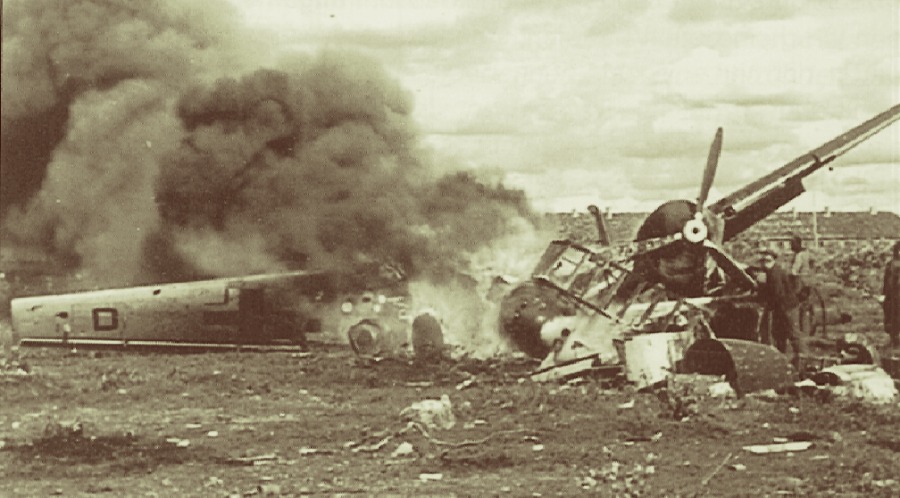 Уничтоженный Bf.110 на аэродроме Киркинес в результате налета советской авиации.