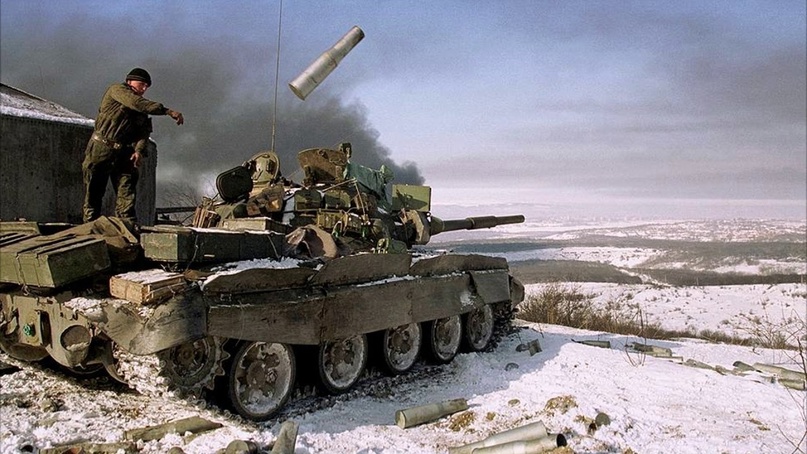 Т-62 в Чечне. Именно такие танки составляли основу 160-го танкового полка, блокировавшего Дубаюрт с севера
