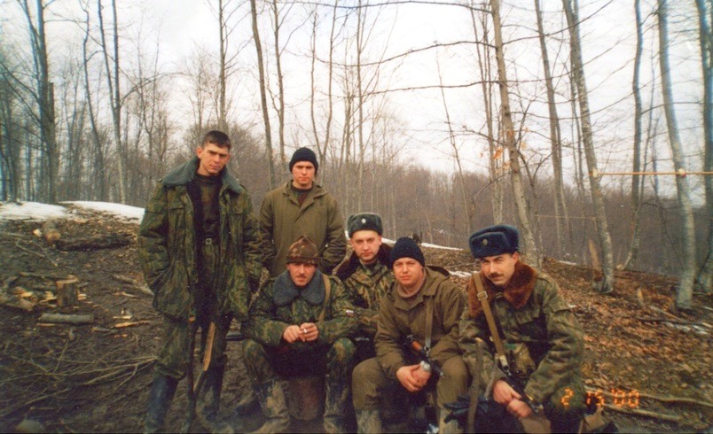 Командир 2-го взвода 6-й роты Андрей Панов (слева) с сослуживцами в Чечне