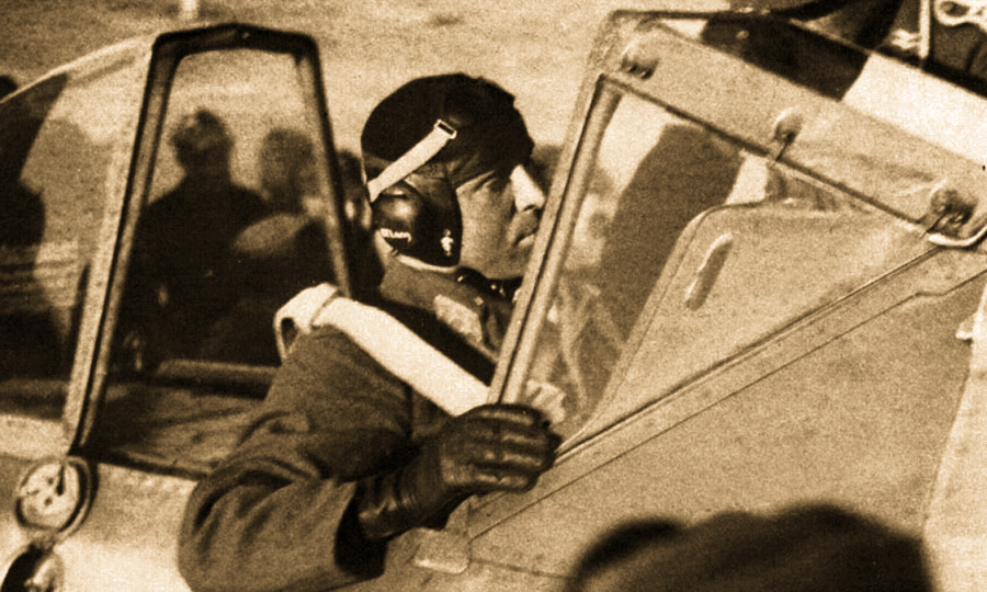 Лейтенант Эмиль «Булли» Ланг в кабине своего истребителя, 3 ноября 1943 года