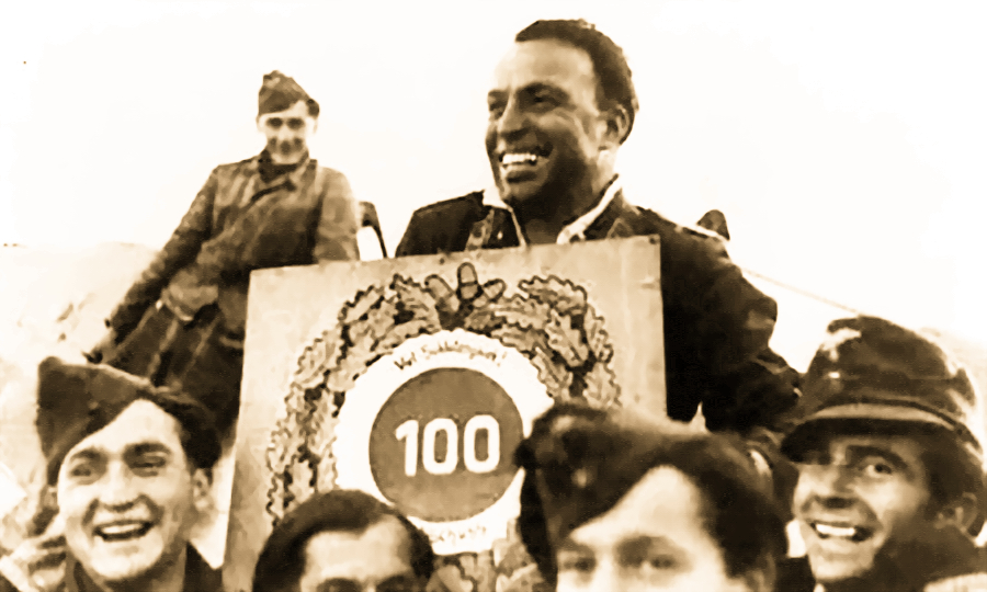 Счастливый триумфатор на плечах механиков после 100-й победы, 2 ноября 1943 года. Кадр кинохроники