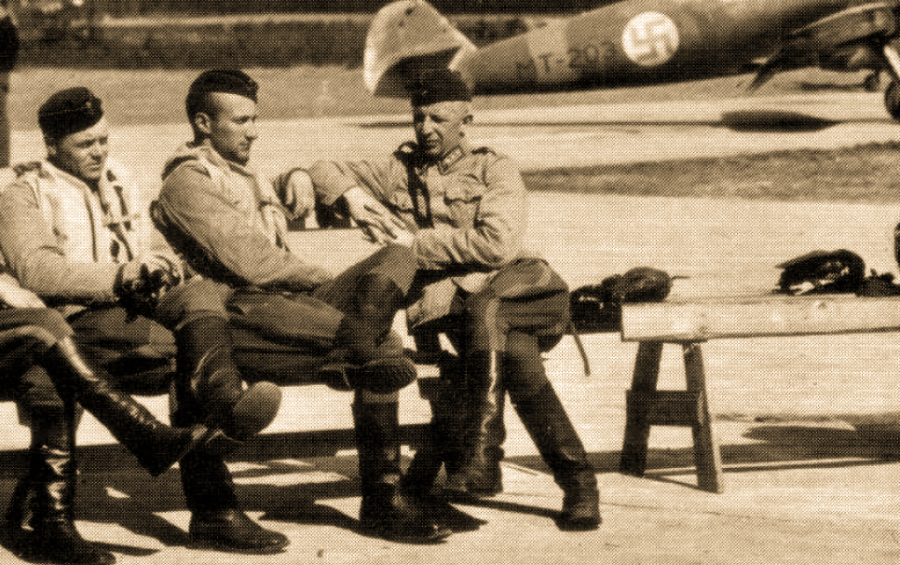 Капитан Тимо Антеро Тансканен (крайний справа) с летчиками LeLv 34, апрель 1943 года.