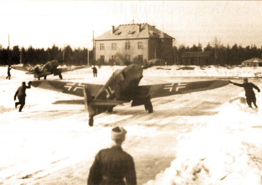 Посадка «Мессершмиттов» в Малми 13 марта 1943 года. На переднем плане будущий МТ-204.