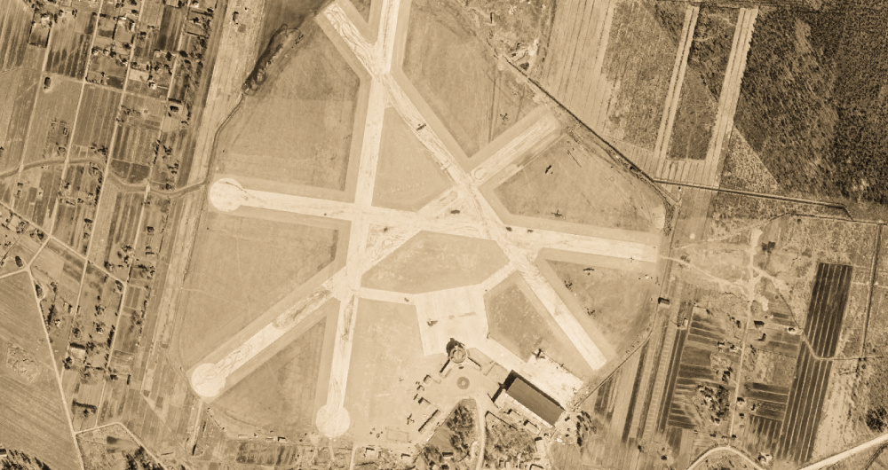 Аэрофотосъемка аэропорта Малми, сделанная летом 1943 года. На поле видны несколько СБ, «Мессершмитты», DC-2.