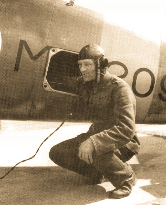 Радиотехник настраивает рацию FUG 7A на «Мессершмитте», апрель 1943 года. Возможно, на снимке запечатлён фельдфебель Лехмускуя.