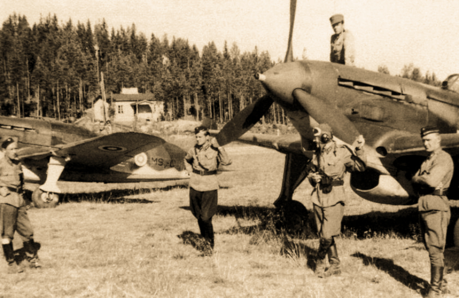 Пара Mörkö-Morane ВВС Финляндии уже после окончания войны, лето 1945 года.