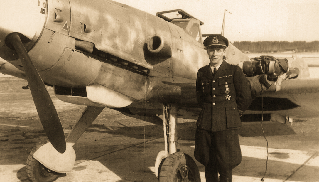 Капитан Паули Хейнрик Эрви на фоне «Мессершмитта», апрель 1943 года.
