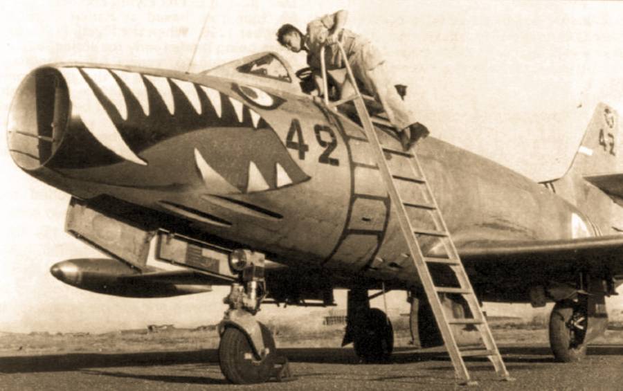 «Ураган» № 4042 в период боевых действий. Как и «Мистэры», «Ураганы» в 1956-м состояли на вооружении только одной эскадрильи (113-й). Они успешно применялись в качестве штурмовиков, а также участвовали в нескольких стычках с МиГами (фото из книги: Ray Ball. The Israeli Air Force. Part One – 1948 to 1967)