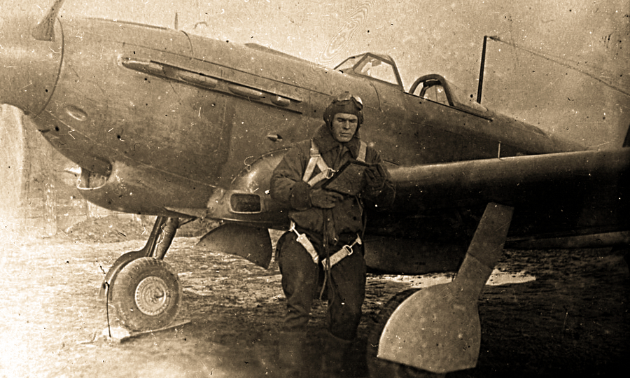 Капитан Арсений Ворожейкин на фоне своего Як-7Б, осень-зима 1943 года