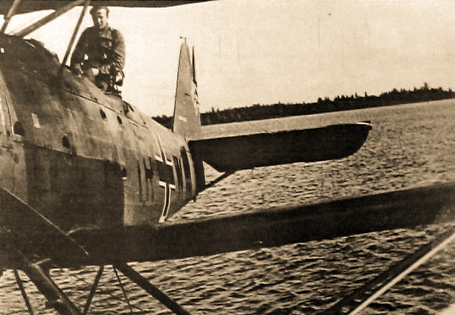 He-60 с бортовым кодом «1R+??» на озере. Возможно на фото изображен один из погибших 17 октября летчиков