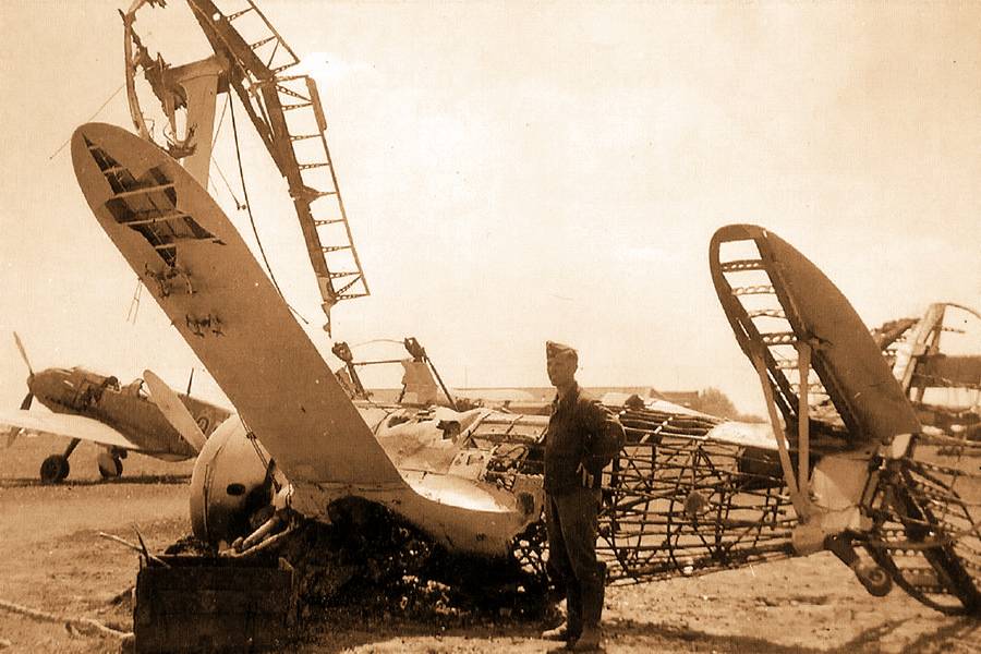 Bf 109E из состава II./JG 27, аэродром Парубанек (Вильнюс), июнь 1941 года. На переднем плане уничтоженная в ходе предыдущих налётов «Чайка» из состава 42-го ИАП (коллекция автора)