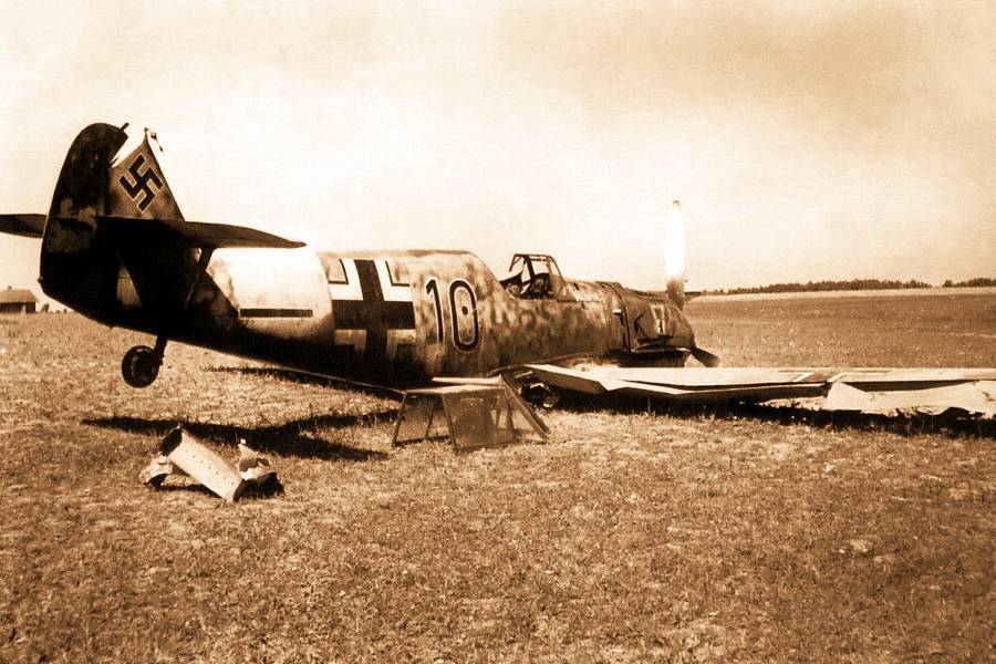 Вынужденная посадка Bf 109Е из состава 5./JG 27, Литва, июнь 1941 года (коллекция автора)