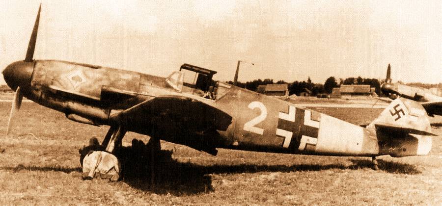 Bf 109F-2 лётчика 7./JG 53 фельдфебеля Германа Нойхоффа (Fw. Hermann Neuhoff). 25 июня он заявил о трёх сбитых советских самолётах (коллекция автора)