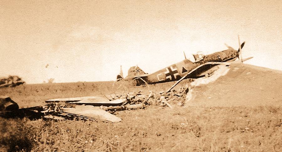 Су-2 из 43-го ББАП, уничтоженный при бомбардировке аэродрома Большие Ситцы 25 июня 1941 года. На заднем плане штурмовик Bf 109E из II./LG2 (коллекция автора)