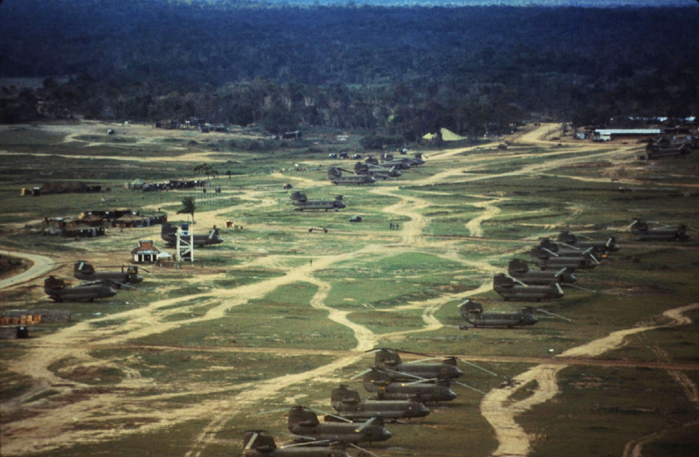 Ранняя фотография «площадки для гольфа», 1965 год. Скопление тяжёлых транспортных вертолётов CH-47 «Чинук» никак не защищено от миномётных обстрелов и диверсионных атак (Ларри Барроуз, Life)