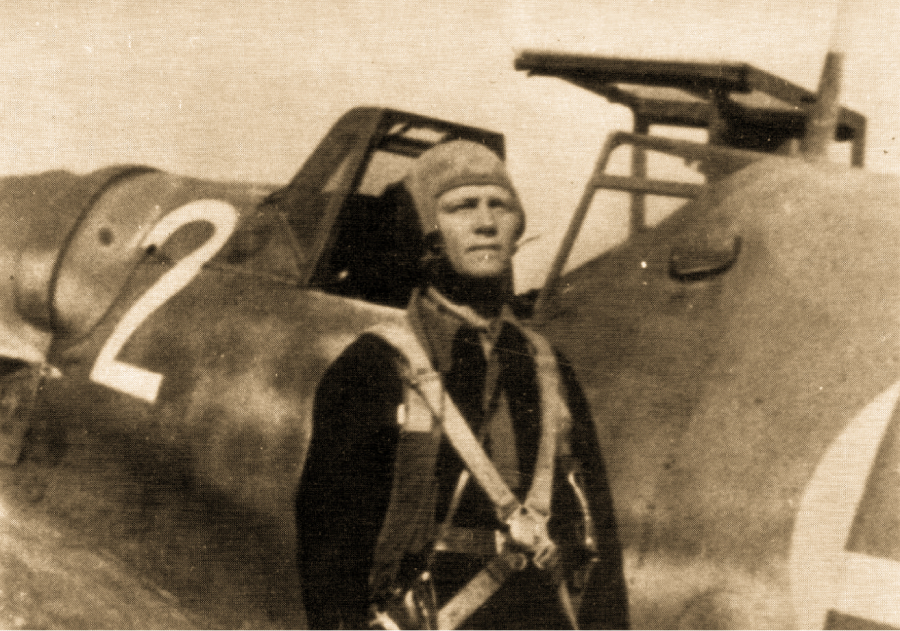 Спасший МТ-207 старший сержант Лённфорс возле Bf.109G-6 MT-422. 1944 год. Летчик продолжал служить в 1-м отряде, но существенных успехов не добился. К концу войны на его счету был один Пе-2, сбитый 11 ноября 1943-го в районе Ораниенбаума, и два поврежденных советских самолета. Погиб в авиакатастрофе 26 июня 1948 года.