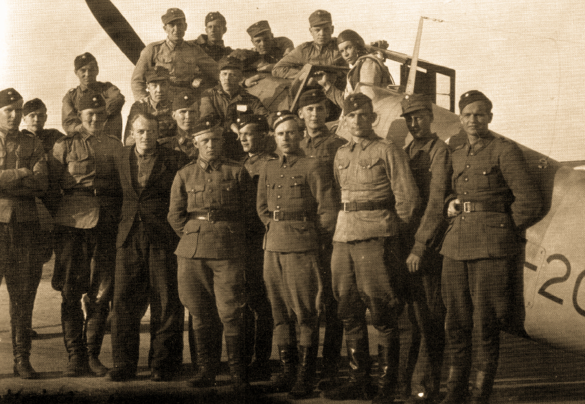 Групповой снимок техсостава LeLv 34 на аэродроме Утти, май 1943 года. Человек в штатском предположительно немецкий инженер Кайзер.