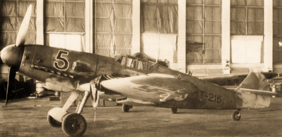 Классический внешний вид финских «Мессершмиттов» с мая 1943 по апрель 1944 годов. В данном случае МТ-215 с красным тактическим номером «5». Малми, май 1943 года.