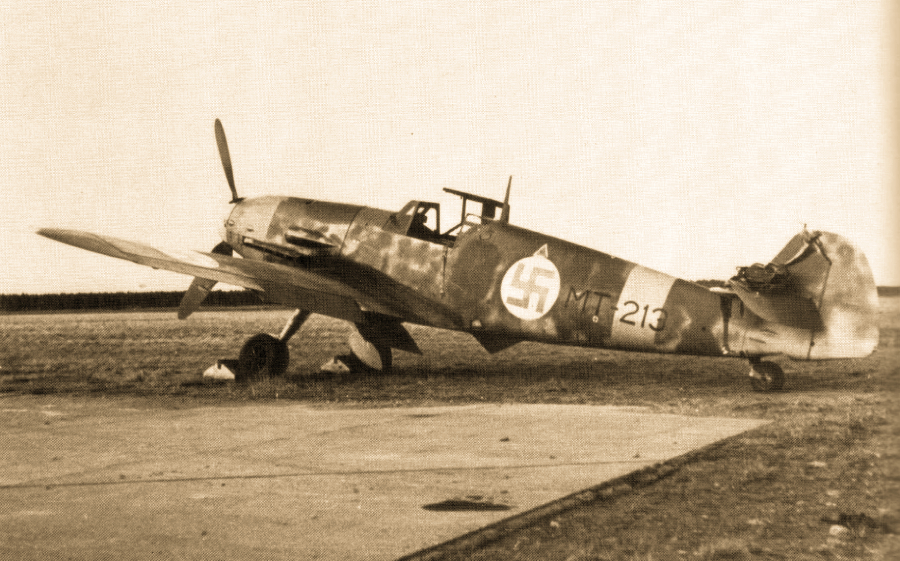 МТ-213, временно переданный отряду Эрви в начале мая 1943 года. Фото сделано в Утти во второй половине апреля, на самолете еще нет тактического номера, но элементы быстрой идентификации уже позднего образца. Также на борту хорошо виден закрашенный немецкий заводской код.