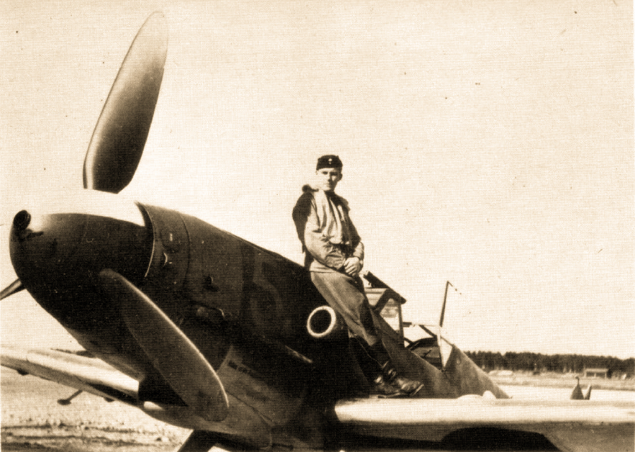 Фельдфебель Мауно Микаэль Фрянтиля на крыле МТ-225, Утти, лето 1943 года.