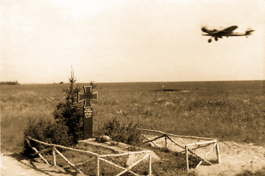 Bf 109F из состава JG 51 заходит на посадку над могилой одного из лётчиков эскадры, лето 1941 года