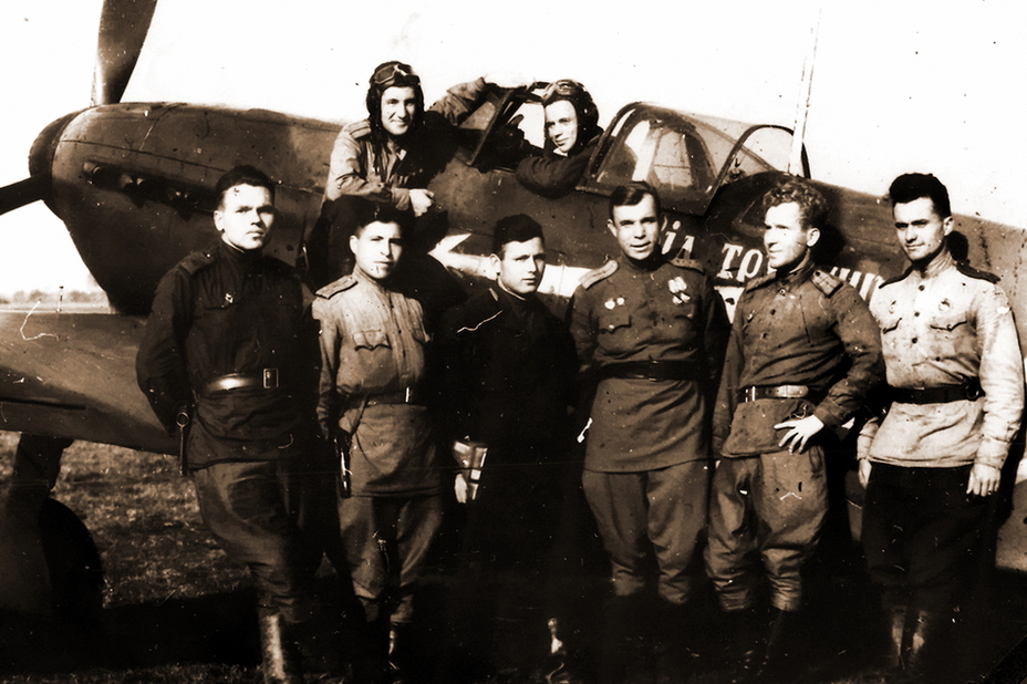 Лётчики 73-го Гв.ИАП 6-й Гв.ИАД 8-й ВА, 1944 год. На крыле в шлемофоне — младший лейтенант А. И. Кузнецов