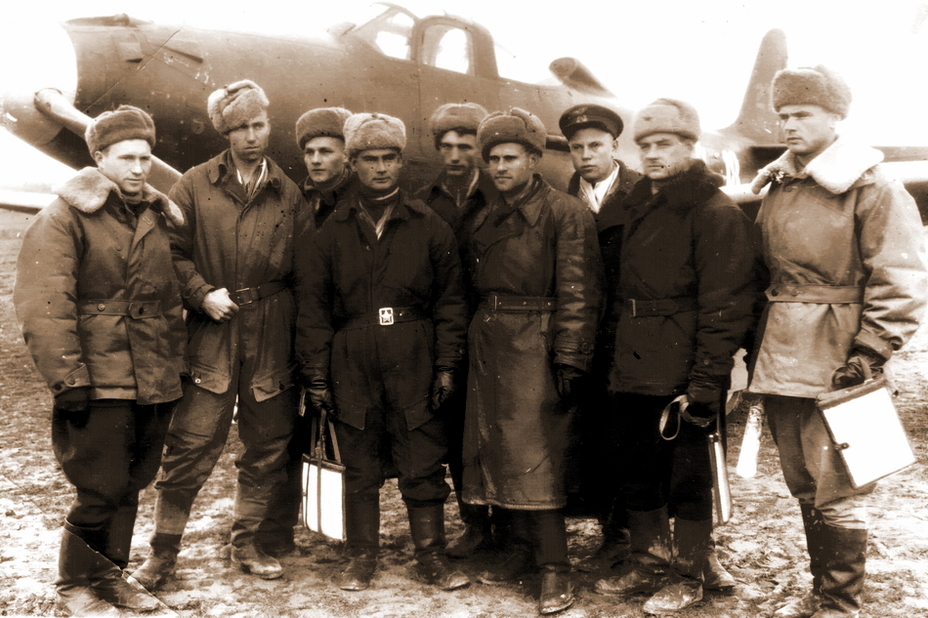 Лётчики 2-й эскадрильи 66-го ИАП 329-й ИАД, зима 1943–1944 гг. В центре в кожаном реглане — комэск капитан Н. Г. Сидоров, правее него участники боя 7 декабря 1943 года: младший лейтенант В. С. Иванов, лейтенант М. Н. Андрианов, младший лейтенант Н. В. Радченко