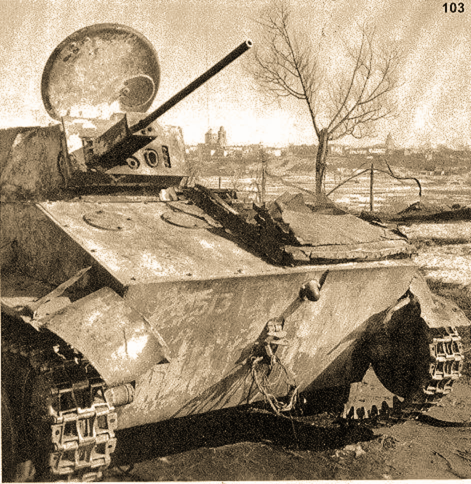 Танк Т-60 из состава 11-го танкового корпуса подбитый под Севском. На заднем плане Севск