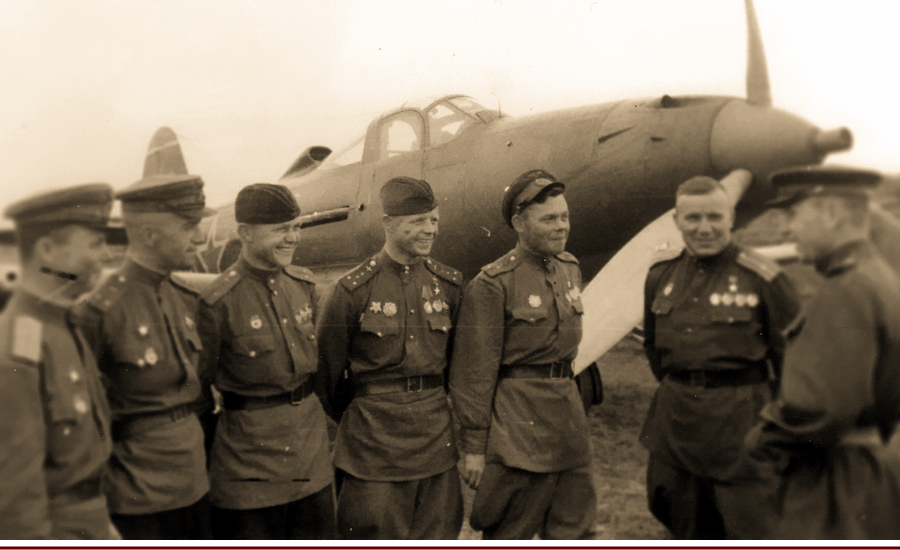Ведущие асы 16-го гвардейского истребительного авиаполка у «Аэрокобры»