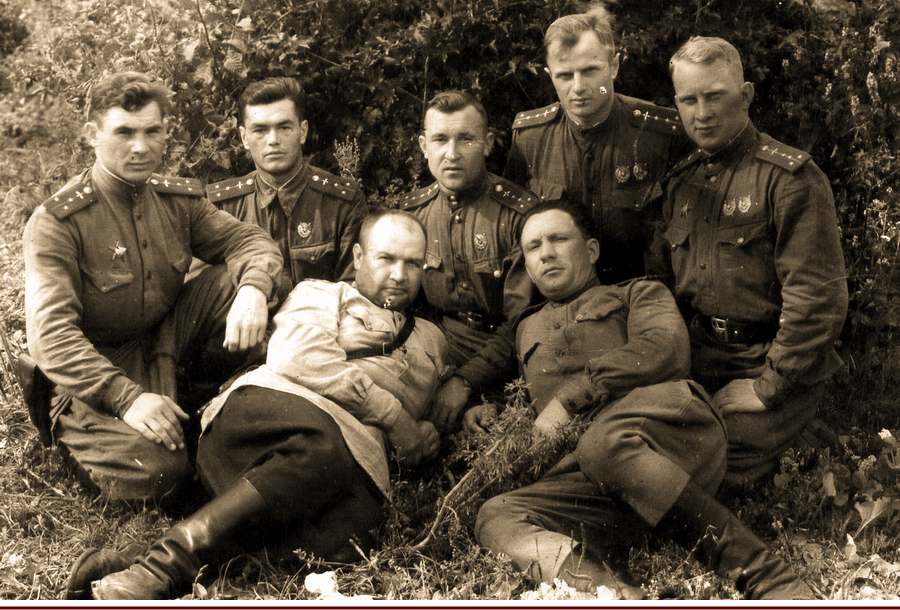 Группа лётчиков 152-го гвардейского истребительного авиаполка На переднем плане справа лежит командир полка Герой Советского Союза подполковник В.А. Меркушев. Сбитый 4 июня лётчик остаток войны проведёт в плену