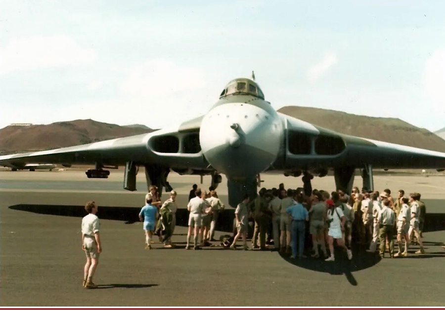 Бомбардировщик «Вулкан» № XM607 в окружении репортеров и наземного персонала аэродрома Уайдэвейк по завершении воздушного рейда «Блэк Бак 1»