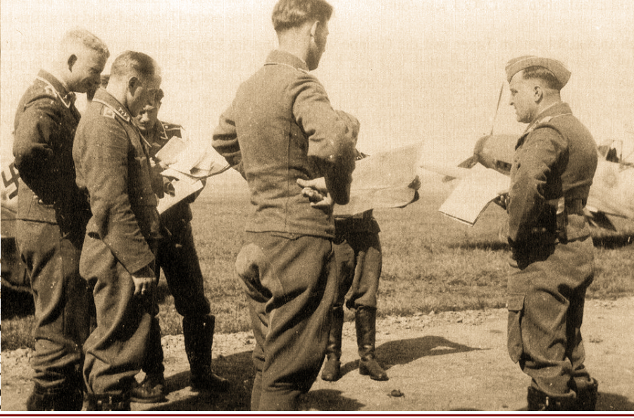 Командир 1./JG3 обер-лейтенант Роберт Олейник (справа) ставит задачу подчиненным, июль 1941 года, возможно на этом фото есть ефрейтор Хайц-Вальтер Грабиес.