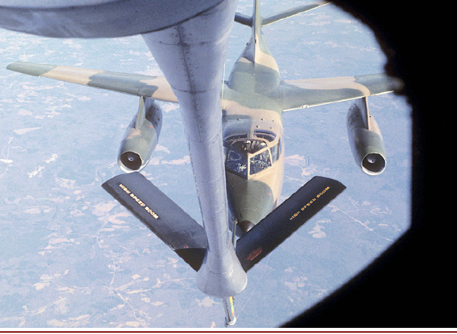 Постановщик помех EB-66 «Дестройер» производит дозаправку над Лаосом, 1967 год. До 1966 года эти самолёты обозначались RB-66. За всю войну над Северным Вьетнамом было сбито четыре «Дестройера» (фото из книги П. Дэвиса «B/EB-66 Destroyer Units in Combat»).