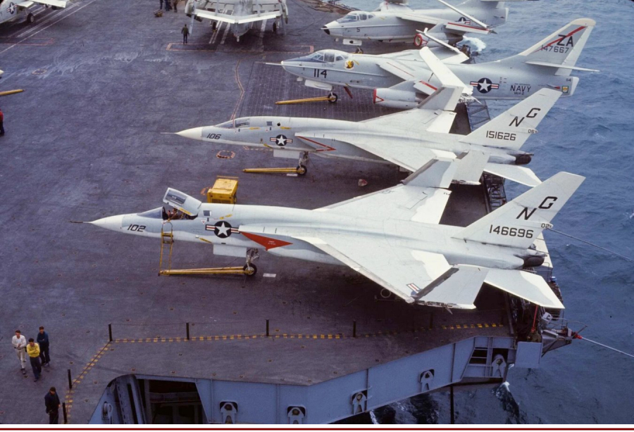Разведчики RA-5C из 7-й тяжёлой разведывательно-штурмовой эскадрильи ВМС США «Миротворцы флота» на палубе авианосца «Энтерпрайз» во время боевого похода 1966-1967 годов. Позади стоят «киты» A-3B из 2-й тяжёлой штурмовой эскадрильи.
