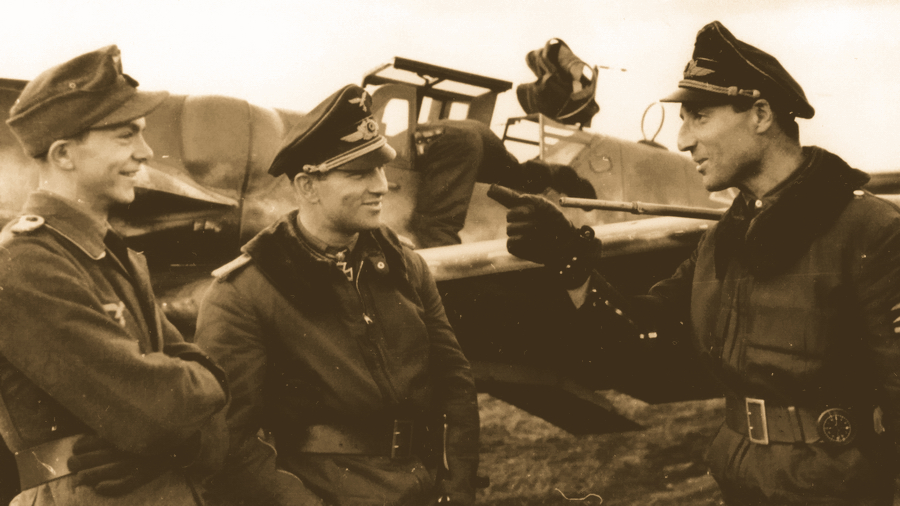 Асы II группы 52-й истребительной эскадры: лётчик эскадрильи 4./JG 52 лейтенант Генрих Штурм (158 побед), командир группы II./JG 52 гауптман Герхард Баркхорн (301 победа), командир эскадрильи 5./JG 52 обер-лейтенант Вильгельм Батц (237 побед). Багерово, осень 1943 года