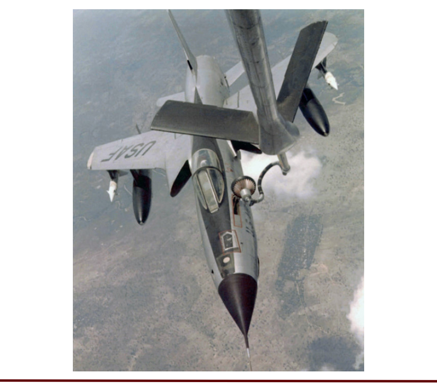 F-105D из 354-й тактической истребительной эскадрильи с двумя ракетами AGM-12 дозаправляется на пути к Хамжонгу, 3 апреля 1965 года.