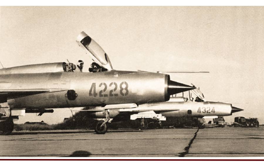 4324 вместе с 4228, как утверждается, перед боевым вылетом 18 ноября 1967 года (фото из книги И. Топерцера «MiG Aces of the Vietnam War»).