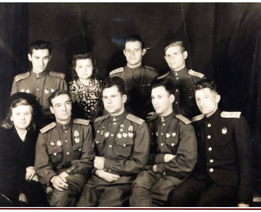 В центре Федор Чесноков. Фото сделано не ранее сентября 1945-го.