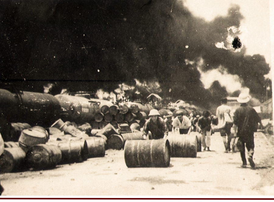 Нефтебаза Дыкзянг горит после налёта «Тандерчифов» 29 июня 1966 года.