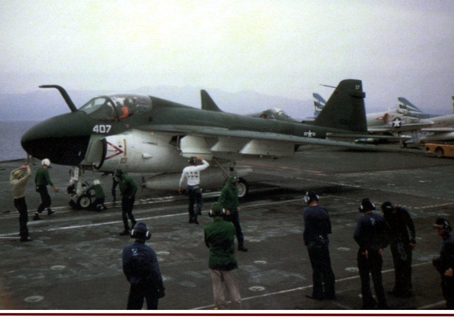 Бомбардировщик A-6A из 65-й штурмовой эскадрильи в экспериментальной камуфляжной окраске, авианосец «Констеллейшн», 1966 год. На заднем плане видны A-4C из 153-й штурмовой эскадрильи. Данный самолёт (№ 151817) потерпел катастрофу у побережья Северной Каролины 18 апреля 1968 года.
